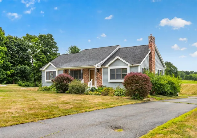 Photo 3 of Single family home for sale at 571 Silver St, Rollinsford, NH 03869 | MLS# 5108798 | Listing updated on 2026-09-17