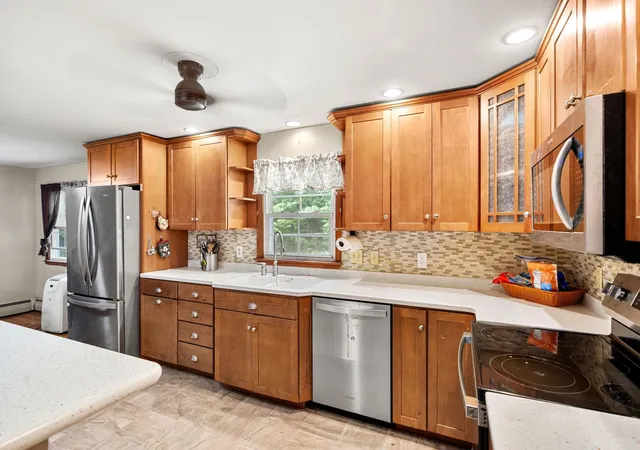 Photo 3 of Single family home for sale at 6 Juniper Dr, Amherst, NH 03031 | MLS# 5108807 | Listing updated on 2026-09-15