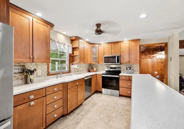 Photo 4 of Single family home for sale at 6 Juniper Dr, Amherst, NH 03031 | MLS# 5108807 | Listing updated on 2026-09-15