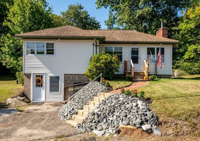 Photo 2 of Single family home for sale at 429 Old Dover Rd, Rochester, NH 03867 | MLS# 5108813 | Listing updated on 2026-09-09