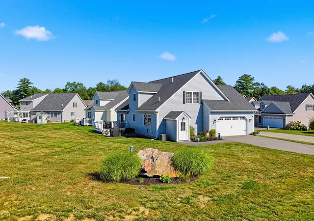 Photo 4 of Condo for sale at 8 Bent Grass Cir, Kingston, NH 03848 | MLS# 5108818 | Listing updated on 2026-09-11