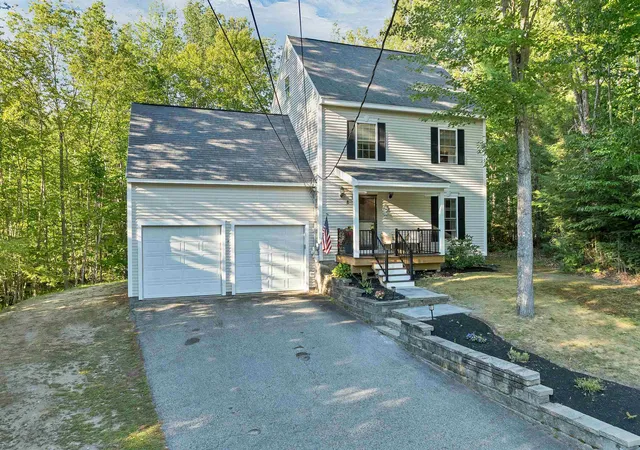 Photo 1 of Single family home for sale at 8 Knoll Rd, Wolfeboro, NH 03894 | MLS# 5108835 | Listing updated on 2026-09-10