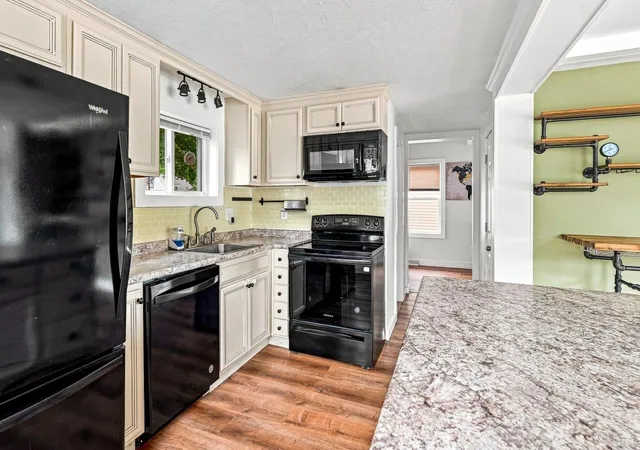 Photo 3 of Single family home for sale at 4 Cocheco Ave, Rochester, NH 03868 | MLS# 5108863 | Listing updated on 2026-09-18