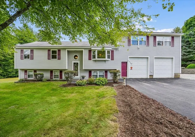 Photo 1 of Single family home for sale at 4 Debbie St, Hooksett, NH 03106 | MLS# 5108864 | Listing updated on 2026-09-12