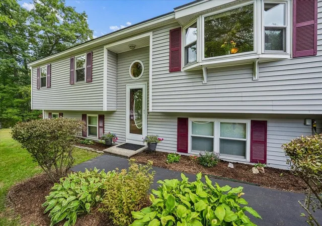 Photo 2 of Single family home for sale at 4 Debbie St, Hooksett, NH 03106 | MLS# 5108864 | Listing updated on 2026-09-12