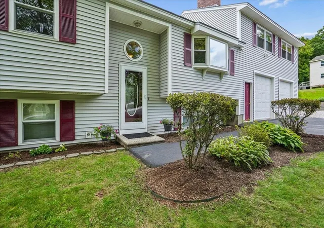 Photo 3 of Single family home for sale at 4 Debbie St, Hooksett, NH 03106 | MLS# 5108864 | Listing updated on 2026-09-12