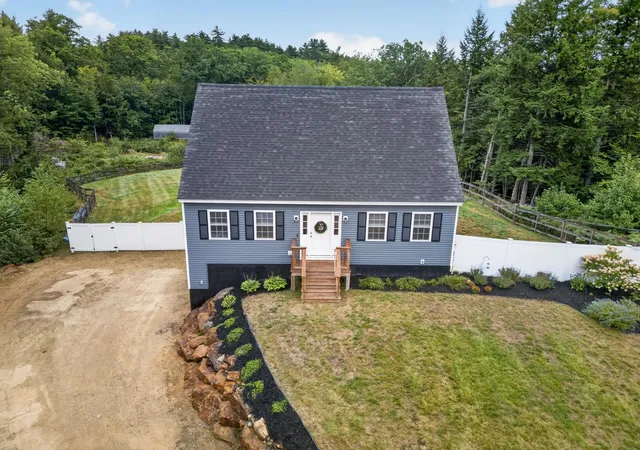 Photo 2 of Single family home for sale at 992 Beauty Hl Rd, Barnstead, NH 03218 | MLS# 5108931 | Listing updated on 2026-10-05