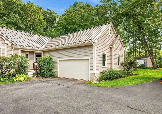 Photo 2 of Single family home for sale at 1 Mastin Dr, Newmarket, NH 03857 | MLS# 5108987 | Listing updated on 2026-10-01