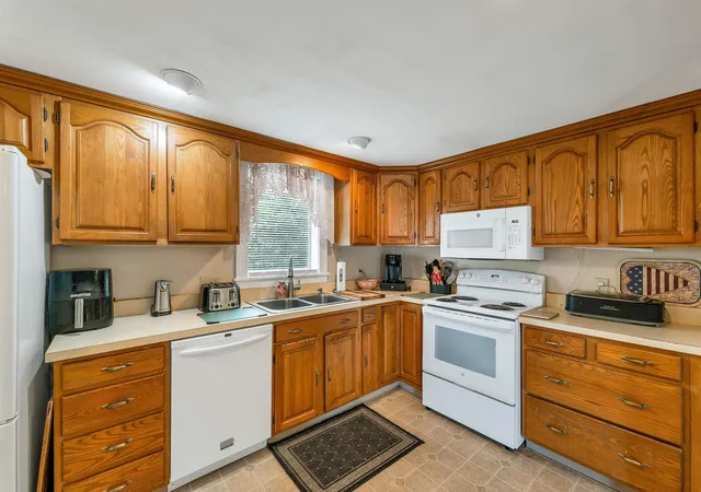 Photo 2 of Single family home for sale at 101 Pine St, Laconia, NH 03246 | MLS# 5108995 | Listing updated on 2026-09-10