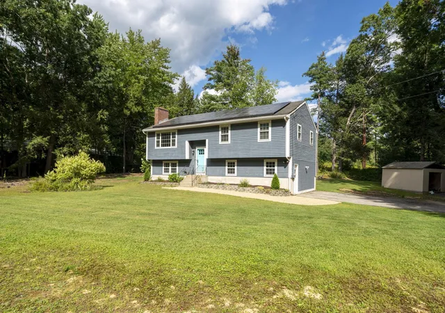 Photo 2 of Single family home for sale at 3 Underwood Dr, Litchfield, NH 03052 | MLS# 5109025 | Listing updated on 2026-09-10