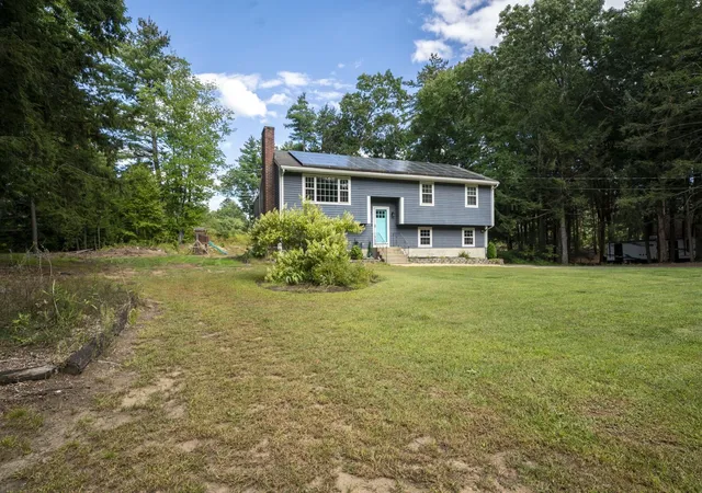 Photo 3 of Single family home for sale at 3 Underwood Dr, Litchfield, NH 03052 | MLS# 5109025 | Listing updated on 2026-09-10