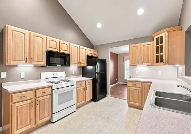 Photo 3 of Sale Pending at 6 Holly Cir, Bow, NH 03304 | MLS# 5109029 | Listing updated on 2026-09-13
