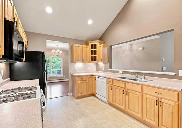 Photo 4 of Sale Pending at 6 Holly Cir, Bow, NH 03304 | MLS# 5109029 | Listing updated on 2026-09-13