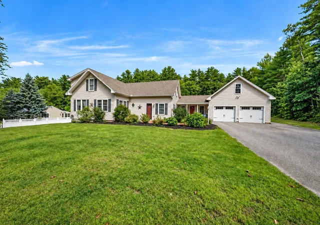 Single family home for sale at 372 Mountain Rd, Concord, NH 03301 | MLS# 5109037