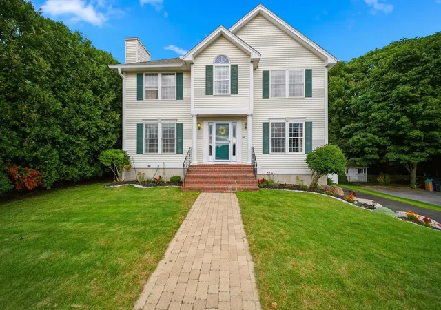 Photo 1 of Sale Pending at 89 Stonington Dr, Manchester, NH 03109 | MLS# 5109070 | Listing updated on 2026-09-14