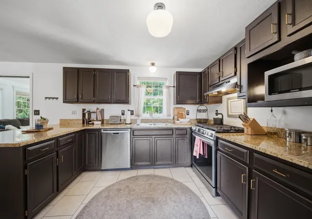 Photo 3 of Sale Pending at 89 Stonington Dr, Manchester, NH 03109 | MLS# 5109070 | Listing updated on 2026-09-14