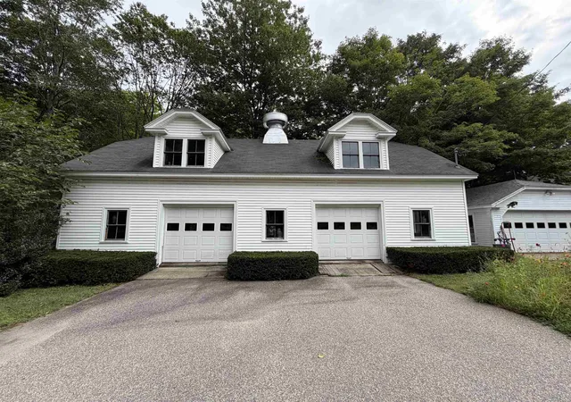 Photo 2 of Single family home for sale at 226 Amesbury Rd, Kensington, NH 03833 | MLS# 5109155 | Listing updated on 2026-09-10