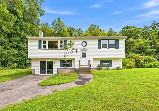 Photo 1 of Sale Pending at 5 Mont Vernon Dr, Londonderry, NH 03053 | MLS# 5109175 | Listing updated on 2026-09-22