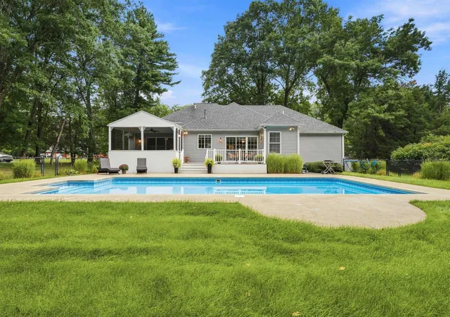 Photo 2 of Single family home for sale at 8 Rolling Ridge Rd, Windham, NH 03087 | MLS# 5109201 | Listing updated on 2026-09-11