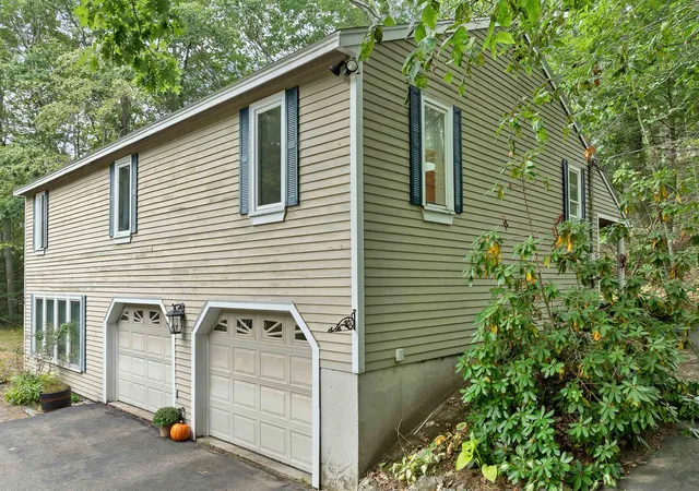 Photo 4 of Single family home for sale at 15 Abenaukee Dr, Wolfeboro, NH 03894 | MLS# 5109241 | Listing updated on 2026-09-12
