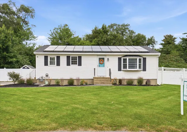 Photo 4 of Single family home for sale at 14 Bloomingdale Dr, Nashua, NH 03064 | MLS# 5109299 | Listing updated on 2026-09-19
