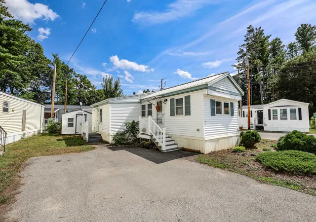 Photo 3 of Manufactured home for sale at 7 Hollyhock Way #32, Manchester, NH 03109 | MLS# 5109307 | Listing updated on 2026-09-16