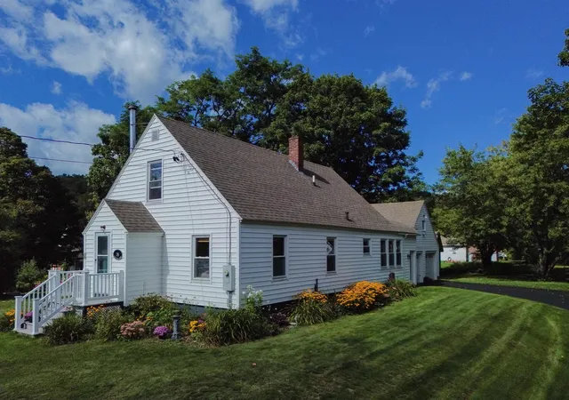 Photo 2 of Single family home for sale at 39 Manns Hl Rd, Littleton, NH 03561 | MLS# 5109309 | Listing updated on 2026-09-15