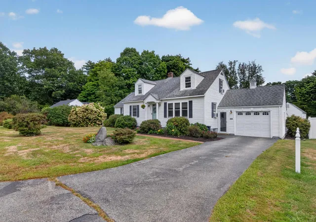 Photo 2 of Single family home for sale at 205 Coolidge Dr, Portsmouth, NH 03801 | MLS# 5109397 | Listing updated on 2026-09-11