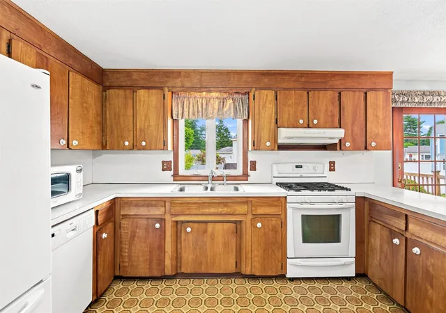 Photo 4 of Single family home for sale at 6 Galway Rd, Nashua, NH 03062 | MLS# 5109424 | Listing updated on 2026-09-11