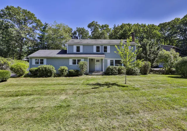 Photo 2 of Single family home for sale at 5 Meredith Dr, Nashua, NH 03063 | MLS# 5109490 | Listing updated on 2026-09-12