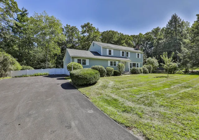 Photo 2 of Single family home for sale at 5 Meredith Dr, Nashua, NH 03063 | MLS# 5109490 | Listing updated on 2026-09-12