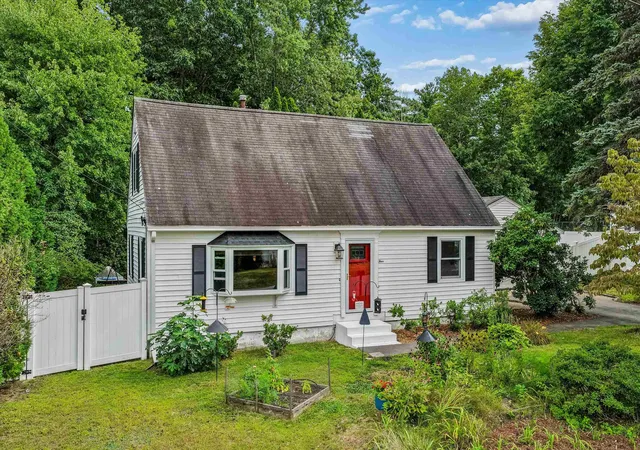 Photo 2 of Single family home for sale at 4 Cheyenne Dr, Nashua, NH 03063 | MLS# 5109528 | Listing updated on 2026-09-14