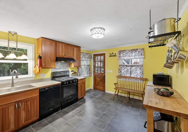 Photo 4 of Single family home for sale at 4 Cheyenne Dr, Nashua, NH 03063 | MLS# 5109528 | Listing updated on 2026-09-14