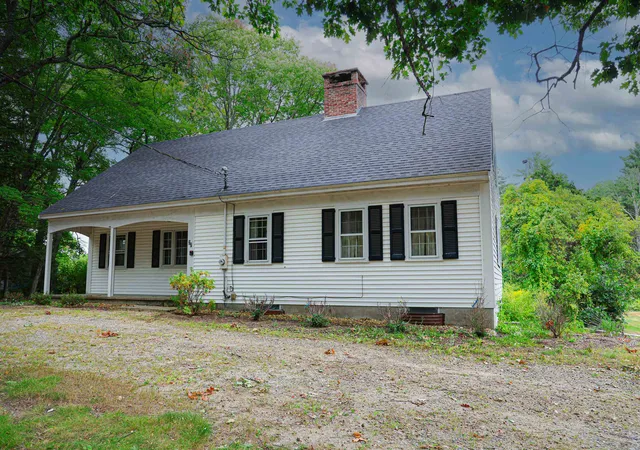 Photo 4 of Single family home for sale at 27 New Rd, Tuftonboro, NH 03816 | MLS# 5109560 | Listing updated on 2026-10-23