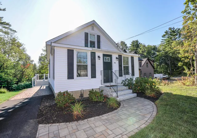 Photo 3 of Single family home for sale at 236 Drakeside Rd, Hampton, NH 03842 | MLS# 5109850 | Listing updated on 2026-10-15