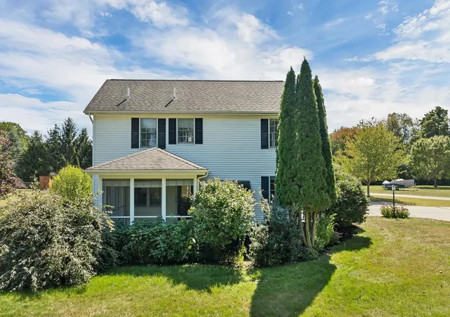 Photo 3 of Condo for sale at 7 Robin Ln, Greenland, NH 03840 | MLS# 5109919 | Listing updated on 2026-10-05