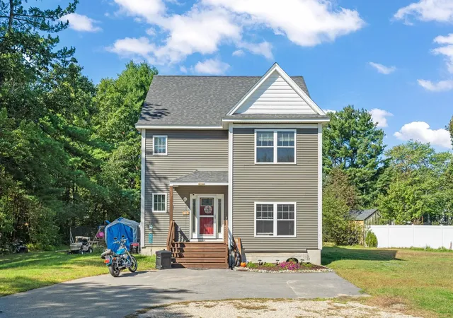 Photo 1 of Single family home for sale at 10 Norway Plains Rd, Rochester, NH 03868 | MLS# 5109981 | Listing updated on 2026-10-08