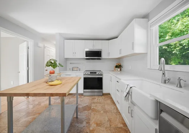 Photo 3 of Single family home for sale at 5 Arrowhead Rd, Derry, NH 03038 | MLS# 5109986 | Listing updated on 2026-09-23