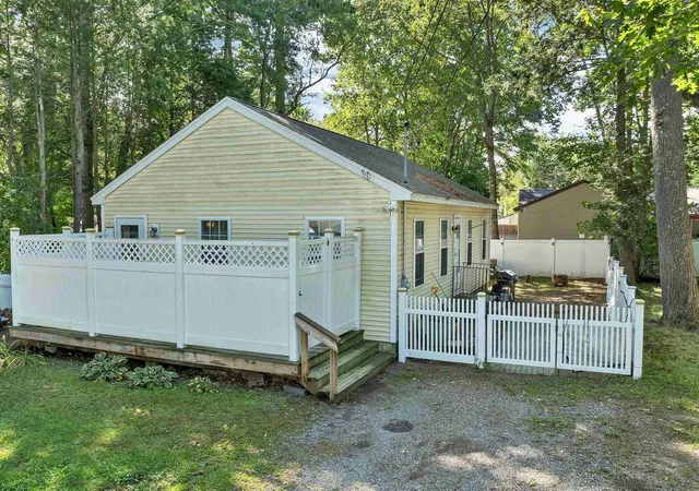 Photo 1 of Single family home for sale at 8 Riverside Dr, Fremont, NH 03044 | MLS# 5110199 | Listing updated on 2026-10-09