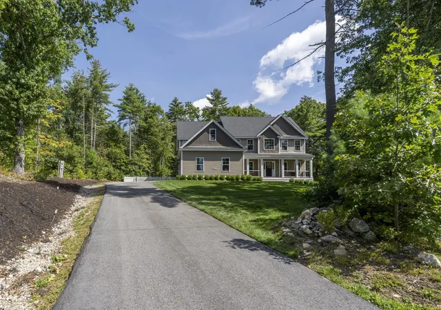Photo 1 of Single family home for sale at 3 Farm Meadows Ln, Londonderry, NH 03053 | MLS# 5110418 | Listing updated on 2026-10-21