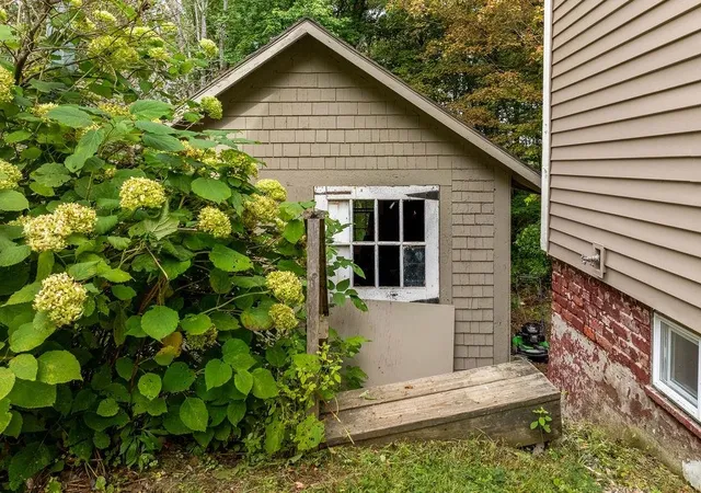 Photo 3 of Single family home for sale at 142 Maple St, Newport, NH 03773 | MLS# 5110666 | Listing updated on 2026-10-05