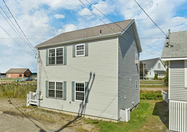 Photo 3 of Single family home for sale at 5 Chase St, Hampton, NH 03842 | MLS# 5110671 | Listing updated on 2026-09-28