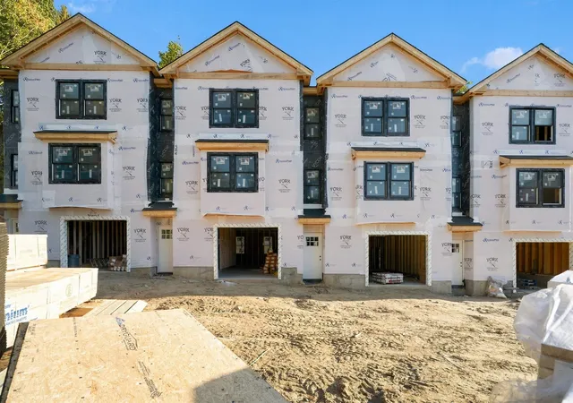 Townhouse for sale at 2 York Way #2, Manchester, NH 03103 | MLS# 5110750