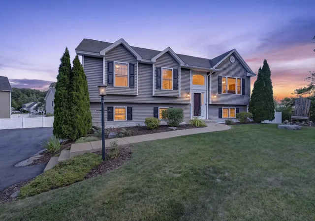 Photo 1 of Single family home for sale at 72 S Gray Ct, Manchester, NH 03103 | MLS# 5110775 | Listing updated on 2026-09-29