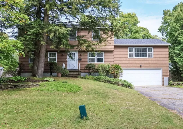Photo 1 of Single family home for sale at 22 Sandalwood Rd, South Burlington, VT 05403 | MLS# 5110897 | Listing updated on 2026-10-01