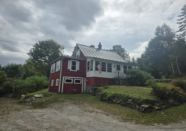 Photo 2 of Single family home for sale at 226 Oak St, Newport, NH 03773 | MLS# 5110985 | Listing updated on 2026-09-23