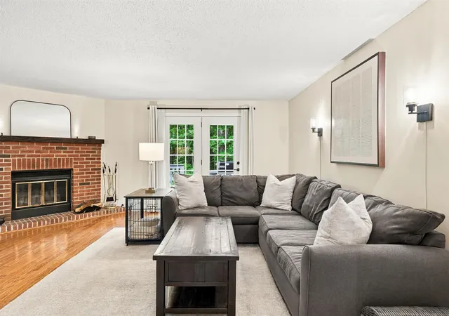 Photo 2 of Sale Pending at 33 Meadowview Cir, Nashua, NH 03062 | MLS# 5111087 | Listing updated on 2026-10-28