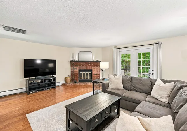 Photo 3 of Sale Pending at 33 Meadowview Cir, Nashua, NH 03062 | MLS# 5111087 | Listing updated on 2026-10-28