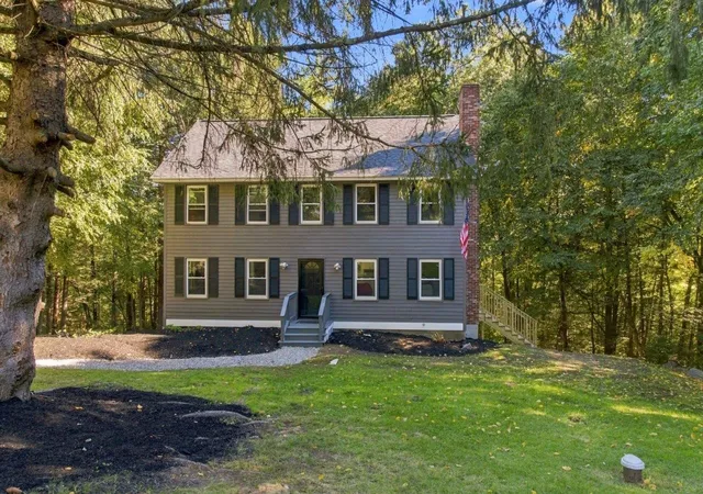 Photo 3 of Single family home for sale at 27 Hampshire Dr, Derry, NH 03038 | MLS# 5111088 | Listing updated on 2026-10-15