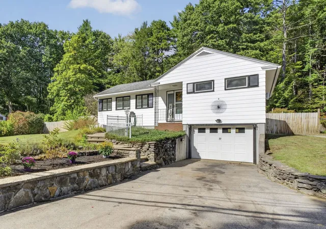 Photo 1 of Single family home for sale at 39 Oak St, Rochester, NH 03839 | MLS# 5111229 | Listing updated on 2026-09-27